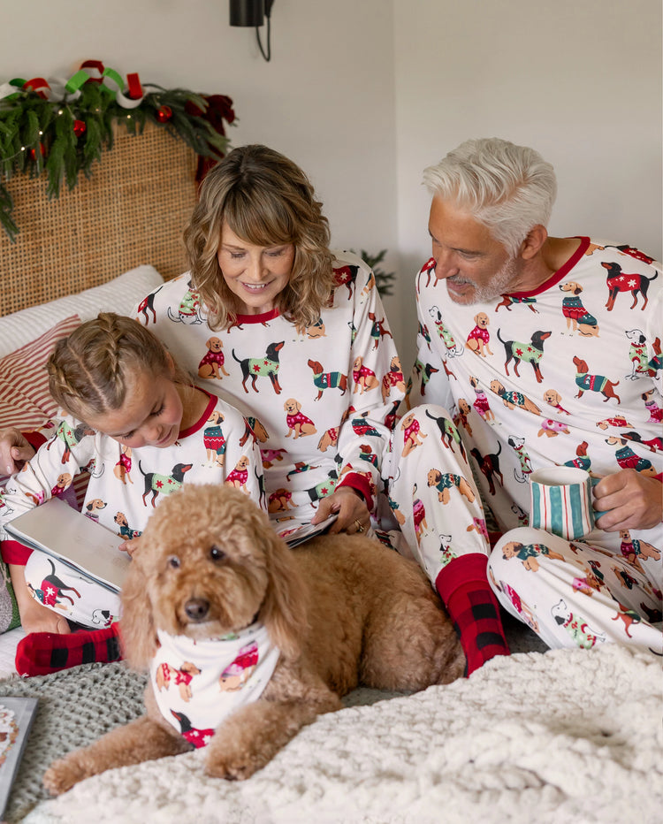 Conjunto de pijama familiar navideño a juego con estampado de varios perros y calcetines navideños color albaricoque