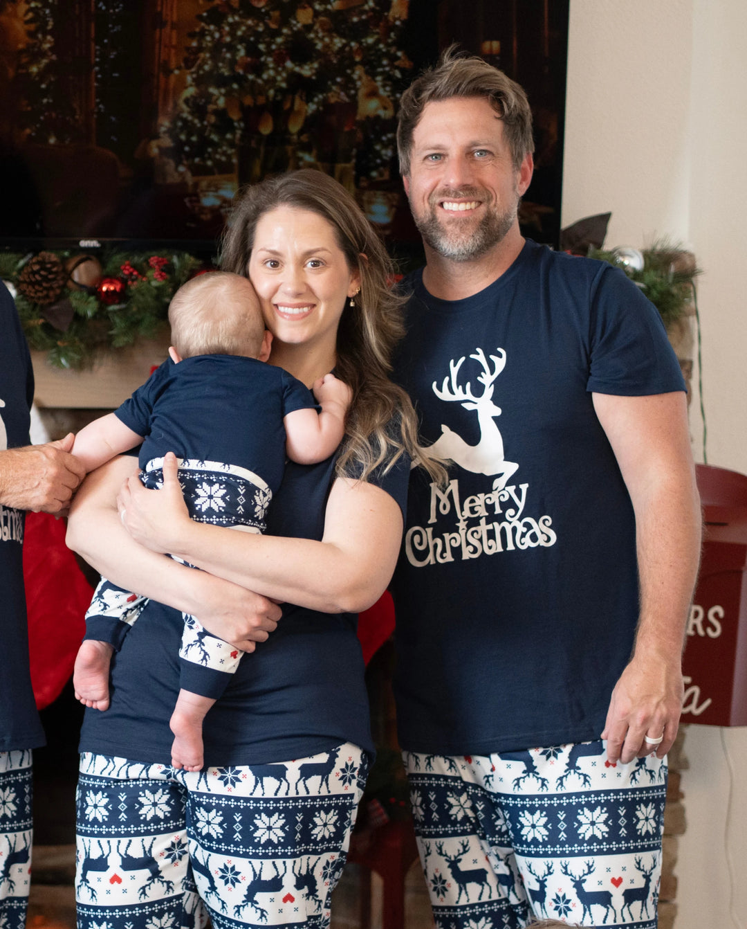 Pijamas familiares a juego con estampado navideño de renos que brillan en la oscuridad y calcetines navideños en azul oscuro