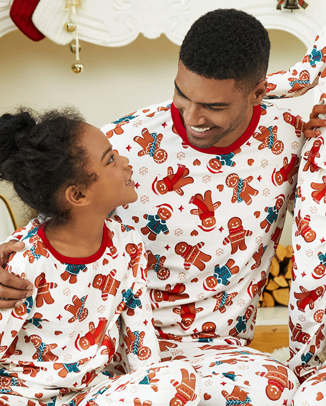 Pijama familiar navideño a juego con estampado de hombrecito de jengibre y calcetines navideños blancos