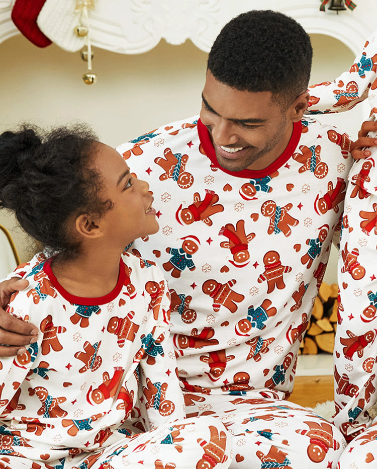 Pijama familiar navideño a juego con estampado de hombrecito de jengibre y calcetines navideños blancos