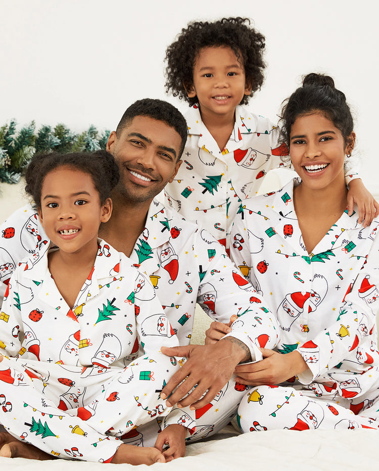 Conjunto de pijama de manga larga con estampado navideño familiar, colorido y festivo, con calcetines navideños blancos