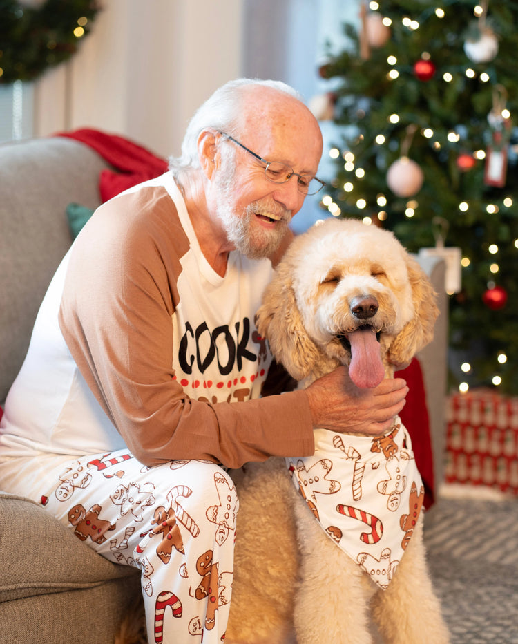 Pijama familiar navideño a juego con letras y hombrecito de jengibre, de manga larga, con calcetines navideños en color caqui.