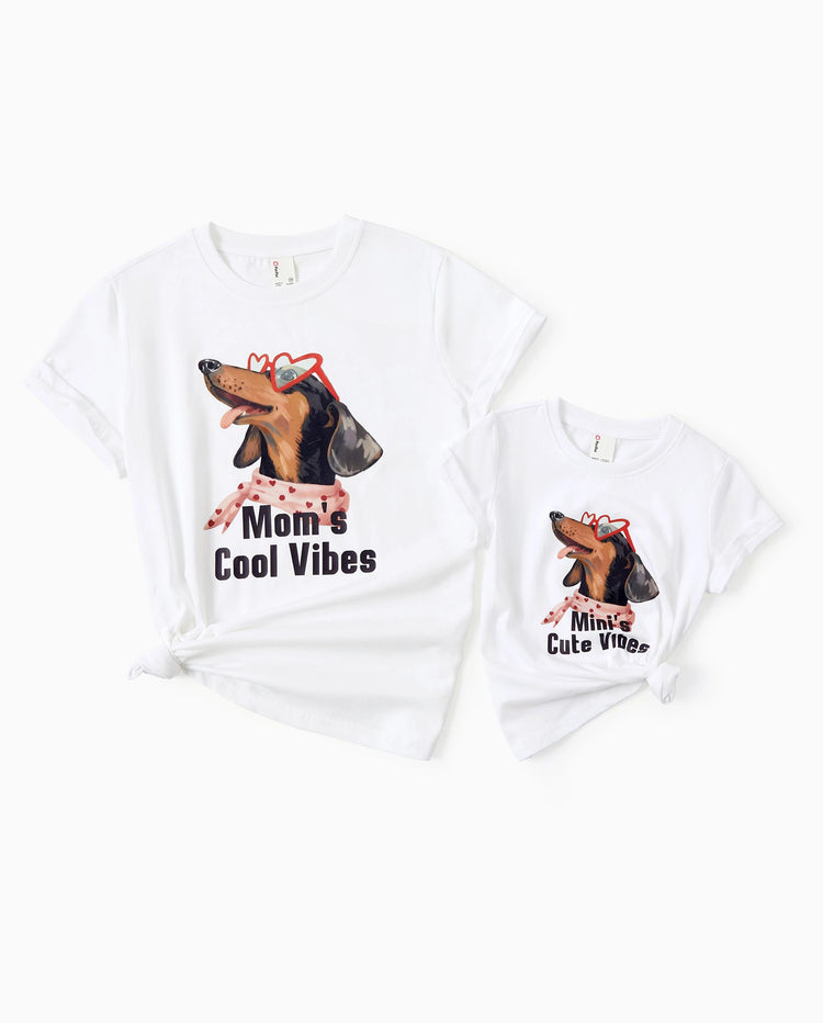 Mommy-and-Me Dackel-Graphic-T-Shirts – „Mom’s Cool Vibes“ Matching Baumwoll-T-Shirt mit Hunde-Print in Weiß.
