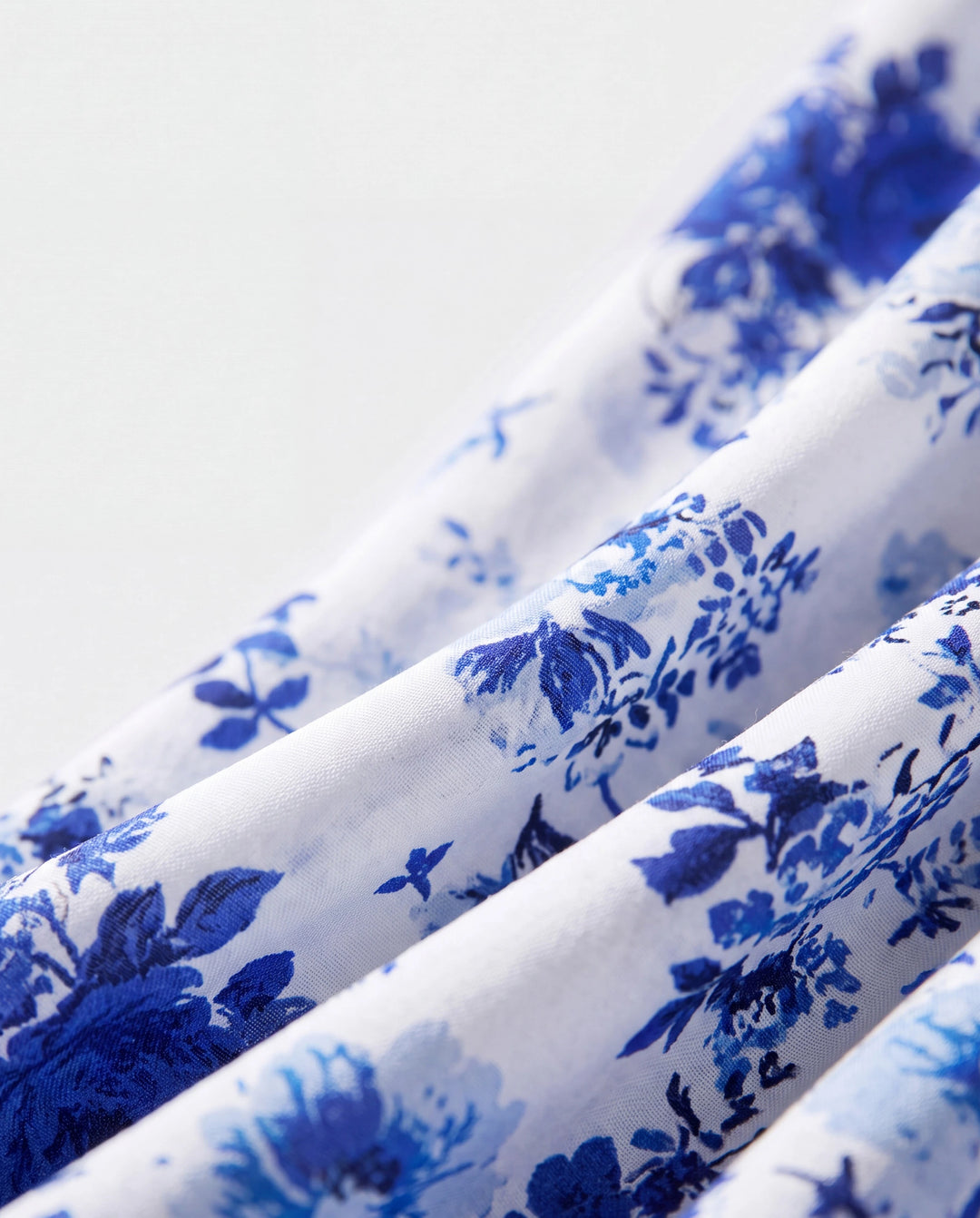 Elegante traje familiar floral de grosor medio, manga corta y corte regular en azul.