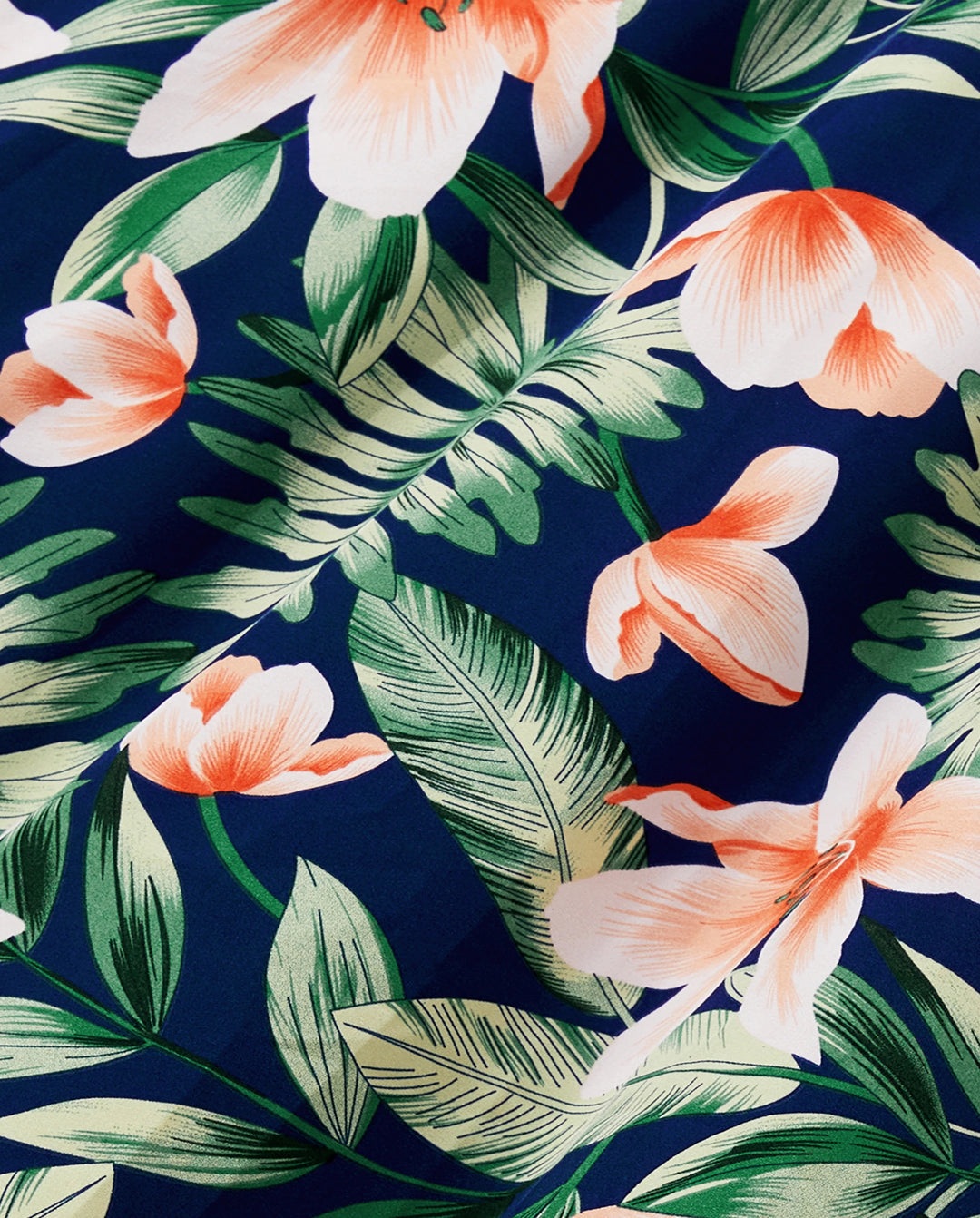 Conjuntos familiares a juego: camisetas de manga corta con paneles florales o vestidos midi con cuello en V y tirantes finos con estampado floral completo y broche oculto en azul real.