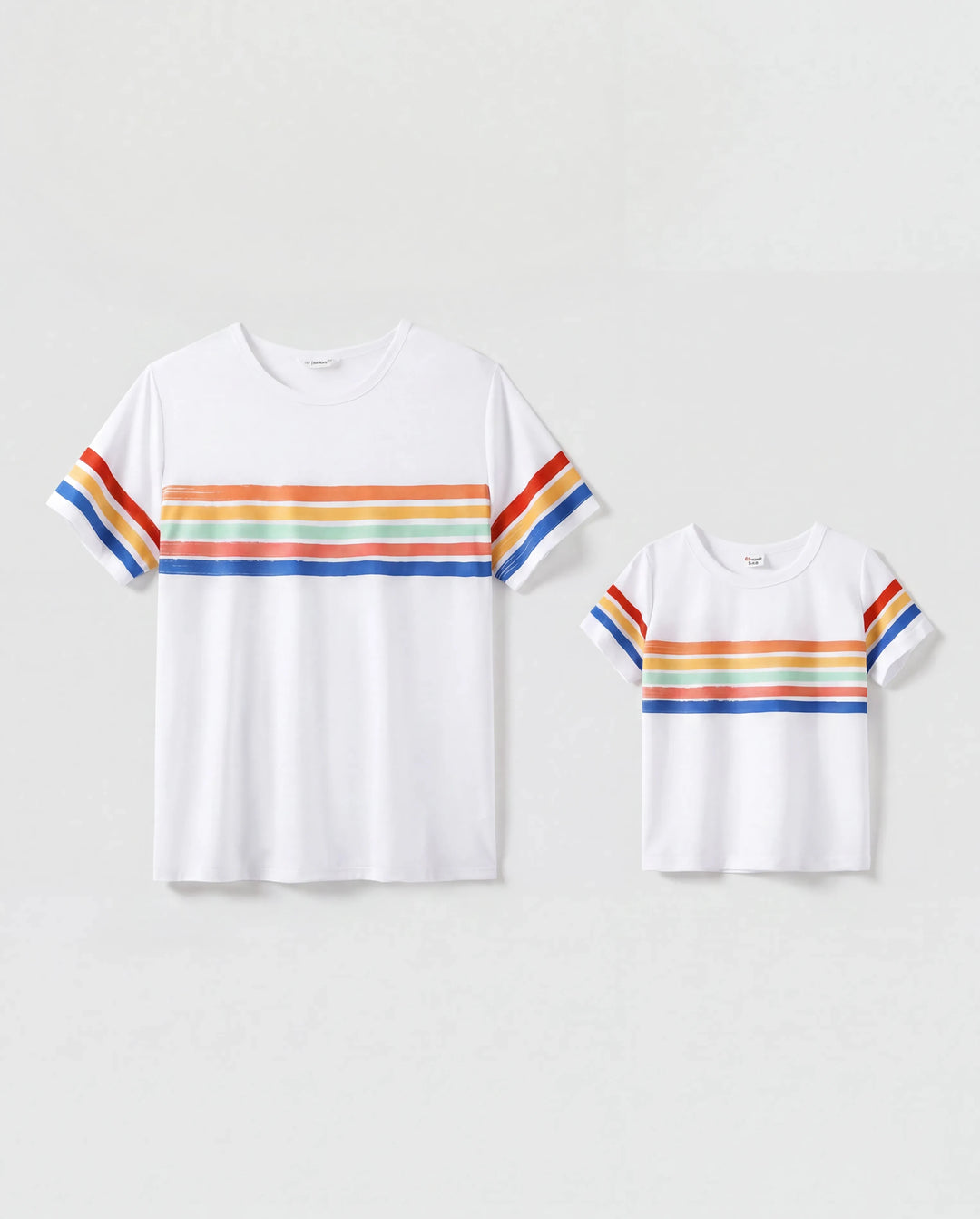 Familie passende bunt gestreifte V-Ausschnitt-Kleider mit Flatterärmeln und Kurzarm-T-Shirt-Sets ursprünglich weiß