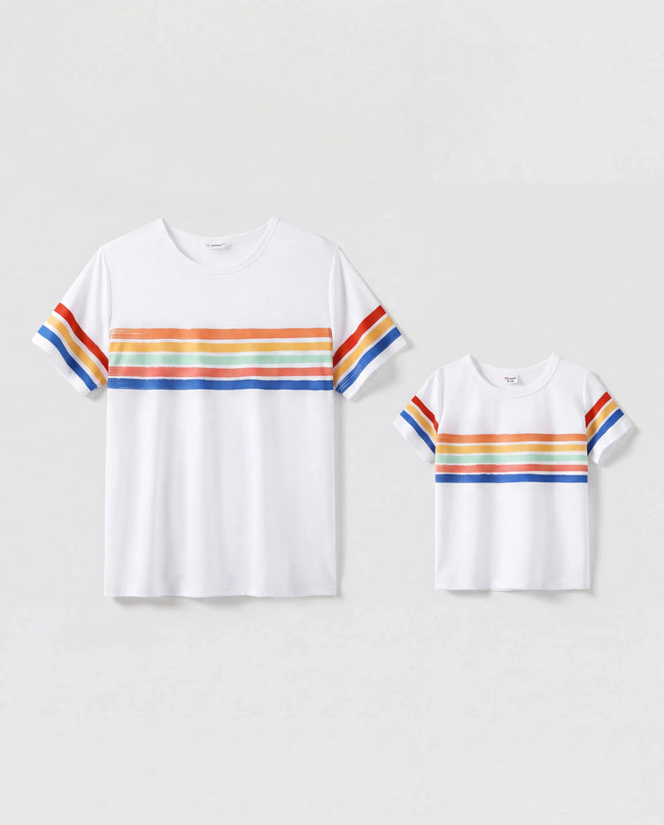Familie passende bunt gestreifte V-Ausschnitt-Kleider mit Flatterärmeln und Kurzarm-T-Shirt-Sets ursprünglich weiß