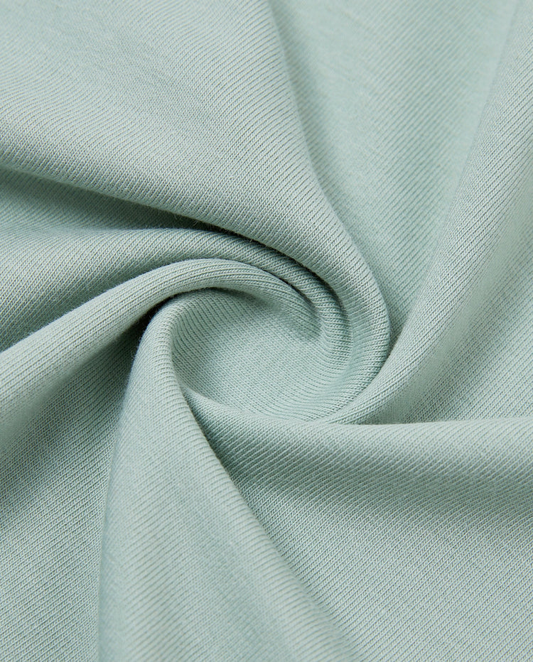 Conjuntos familiares a juego: polo de rayas verdes o vestido con cinturón y tirantes con estampado floral verde claro