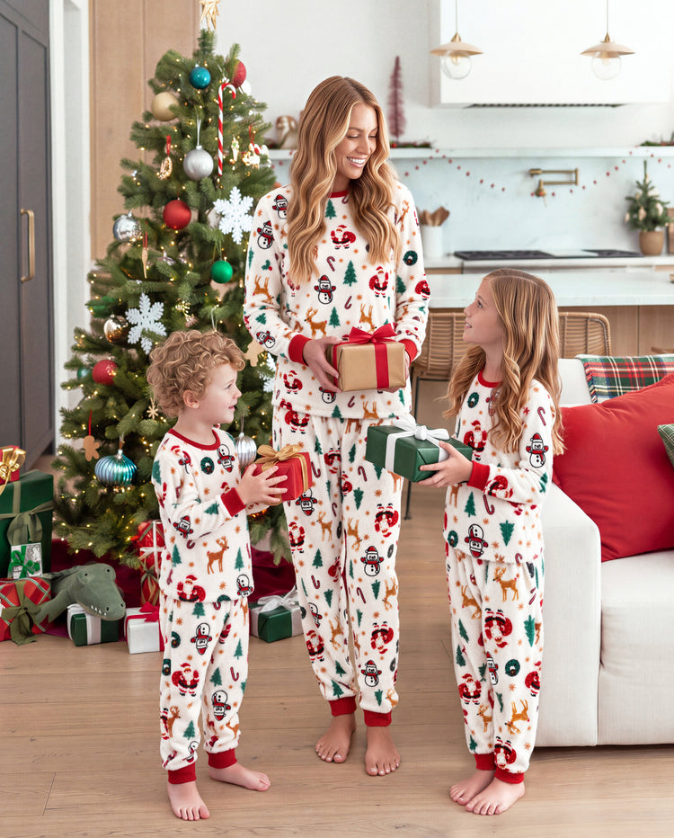 Pijamas navideños a juego para toda la familia con estampado de renos y árboles de Navidad, forro polar