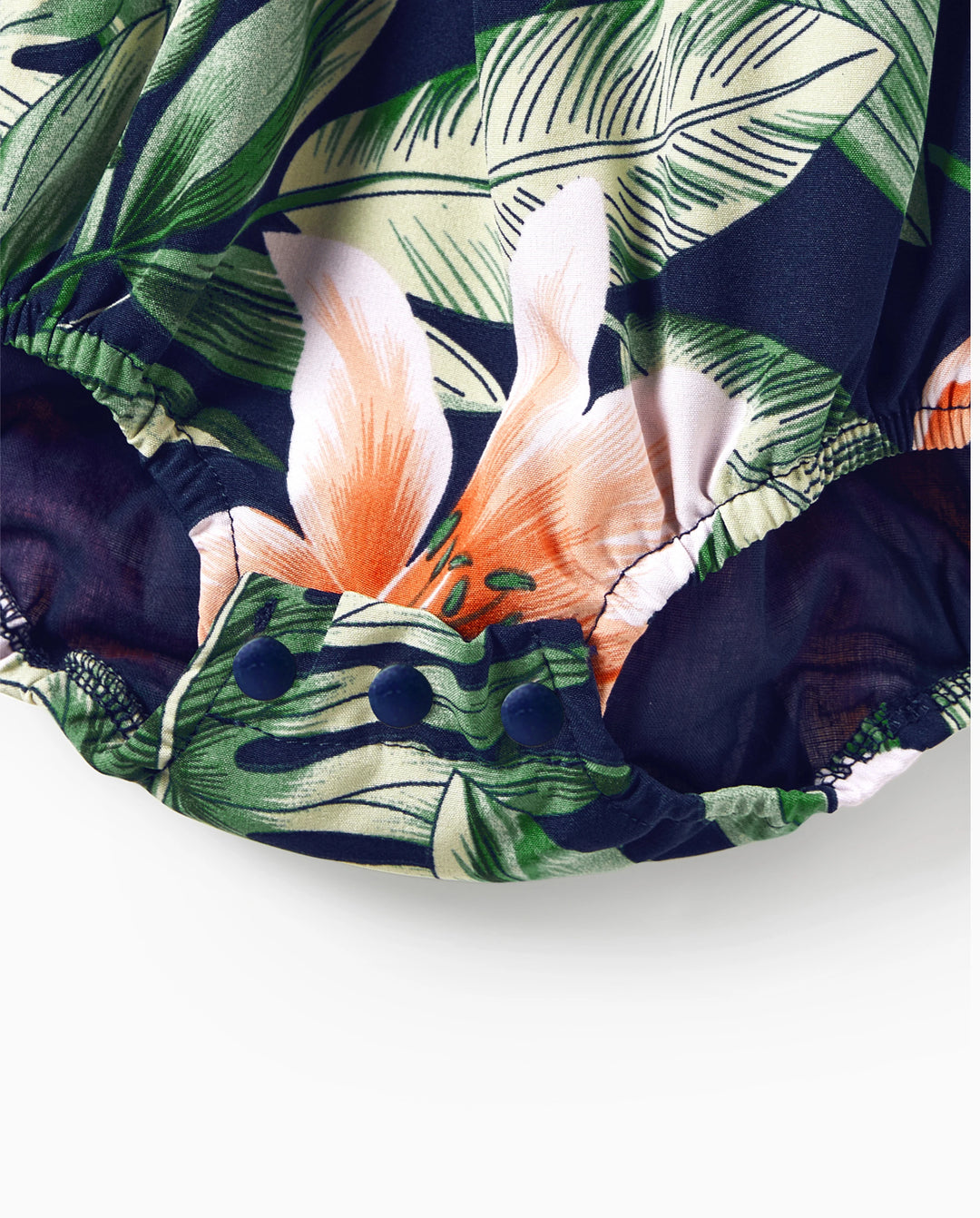 Conjuntos familiares a juego: camisetas de manga corta con paneles florales o vestidos midi con cuello en V y tirantes finos con estampado floral completo y broche oculto en azul real.