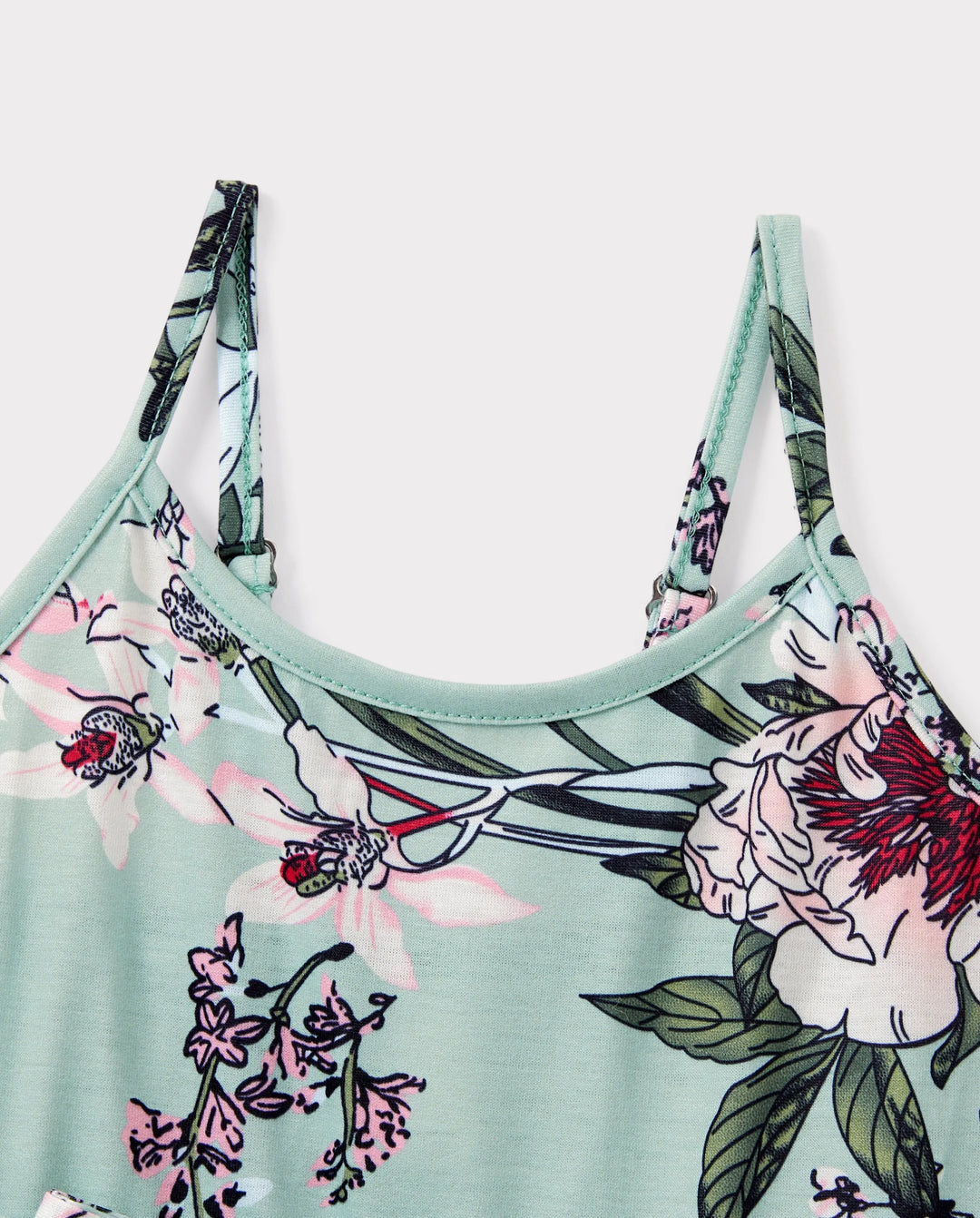 Conjuntos familiares a juego: polo de rayas verdes o vestido con cinturón y tirantes con estampado floral verde claro