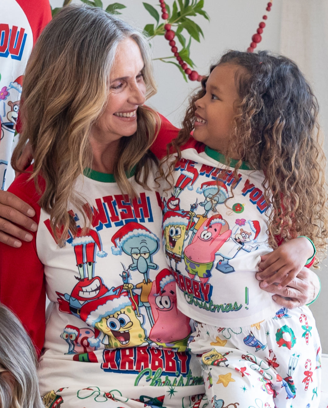 Conjuntos de pijamas navideños a juego con bloques de colores y calcetines navideños de Bob Esponja.