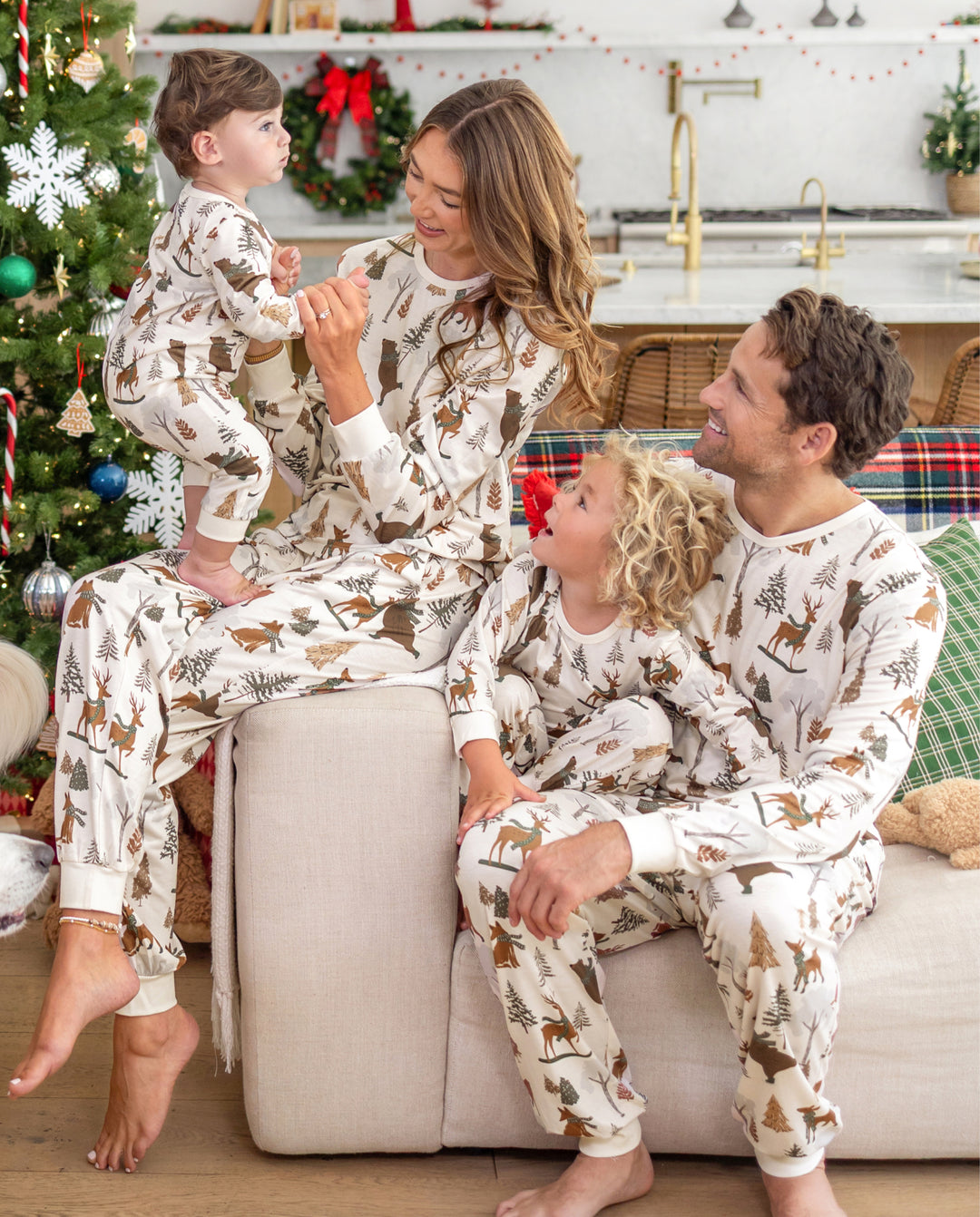 Pijamas navideños a juego para toda la familia, estampado de bosque, beige