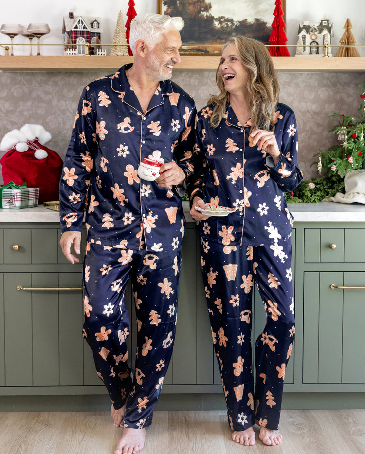 Pyjamas de Noël assortis pour toute la famille, motif bonhommes en pain d’épices, satin bleu marine