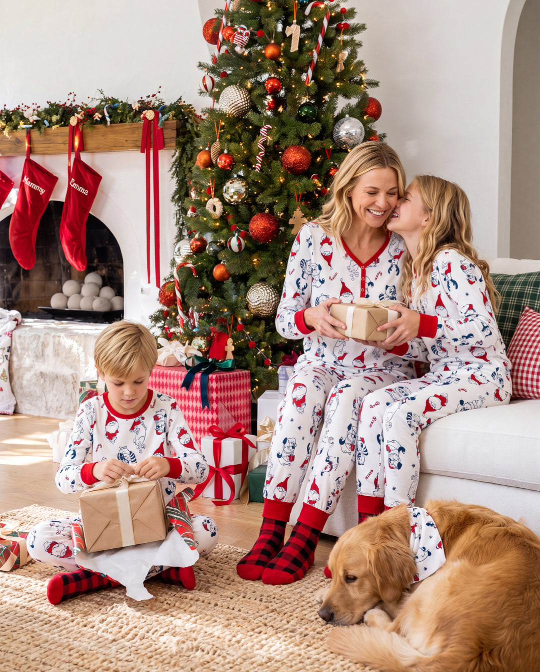 Ensemble pyjama de Noël assorti pour toute la famille, imprimé Père Noël et chiens, avec chaussettes de Noël blanches