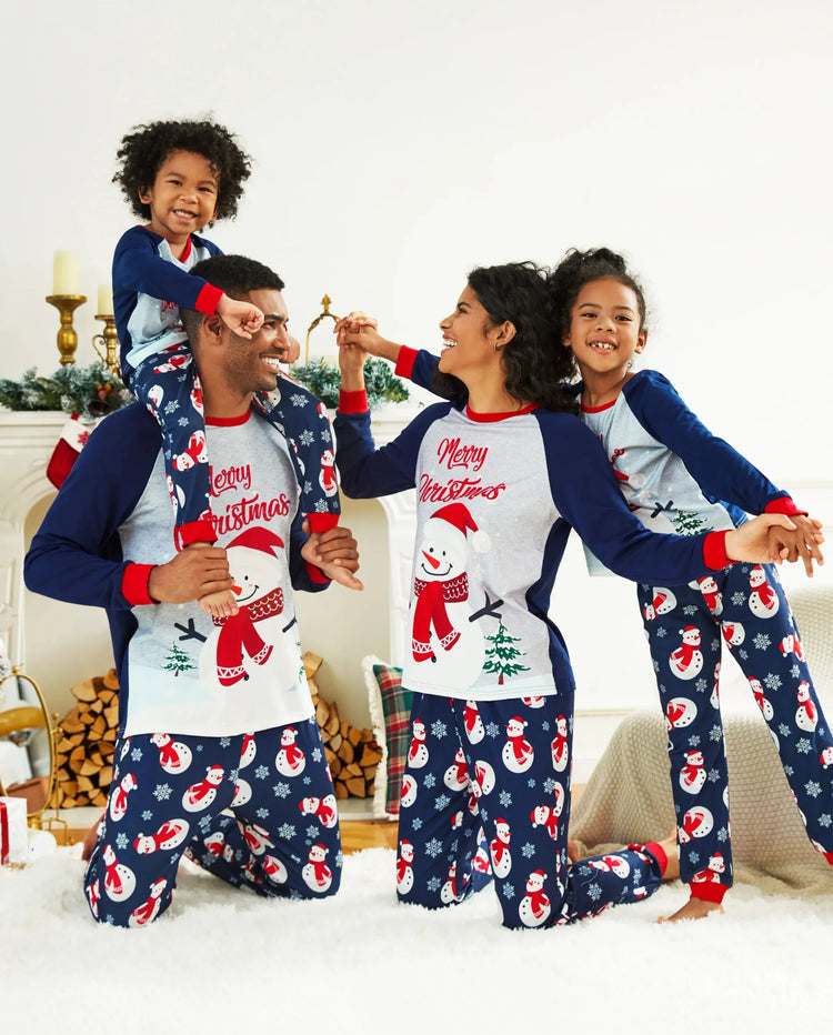 Pijamas familiares a juego con estampado de letras y muñeco de nieve navideño, mangas raglán y calcetines navideños en bloques de color.