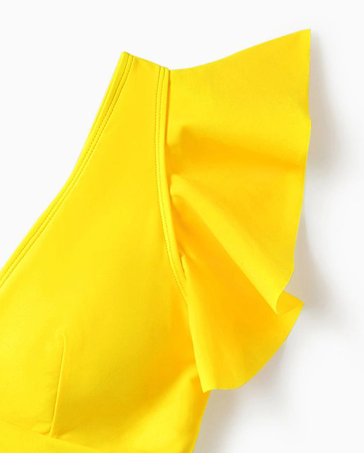 Familientaugliche Badehose mit gelbem Blattprint oder Bikini mit gerüschten Flatterärmeln und optionalem Badeüberwurf gelb