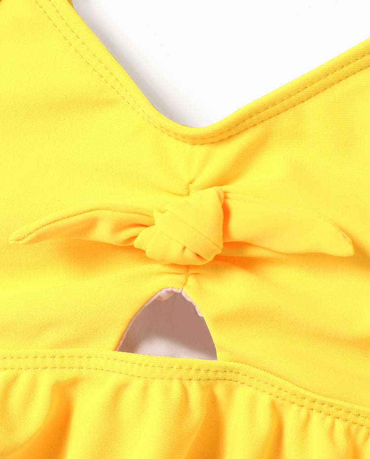 Conjunto de bañadores a juego en familia: bikini de flores con borde ondulado y tirantes y bañador, color block