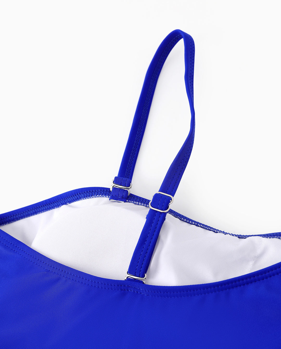 Passende blaue Badehose mit Kordelzug oder blauer Badeanzug mit einteiligen Trägern
 blau
