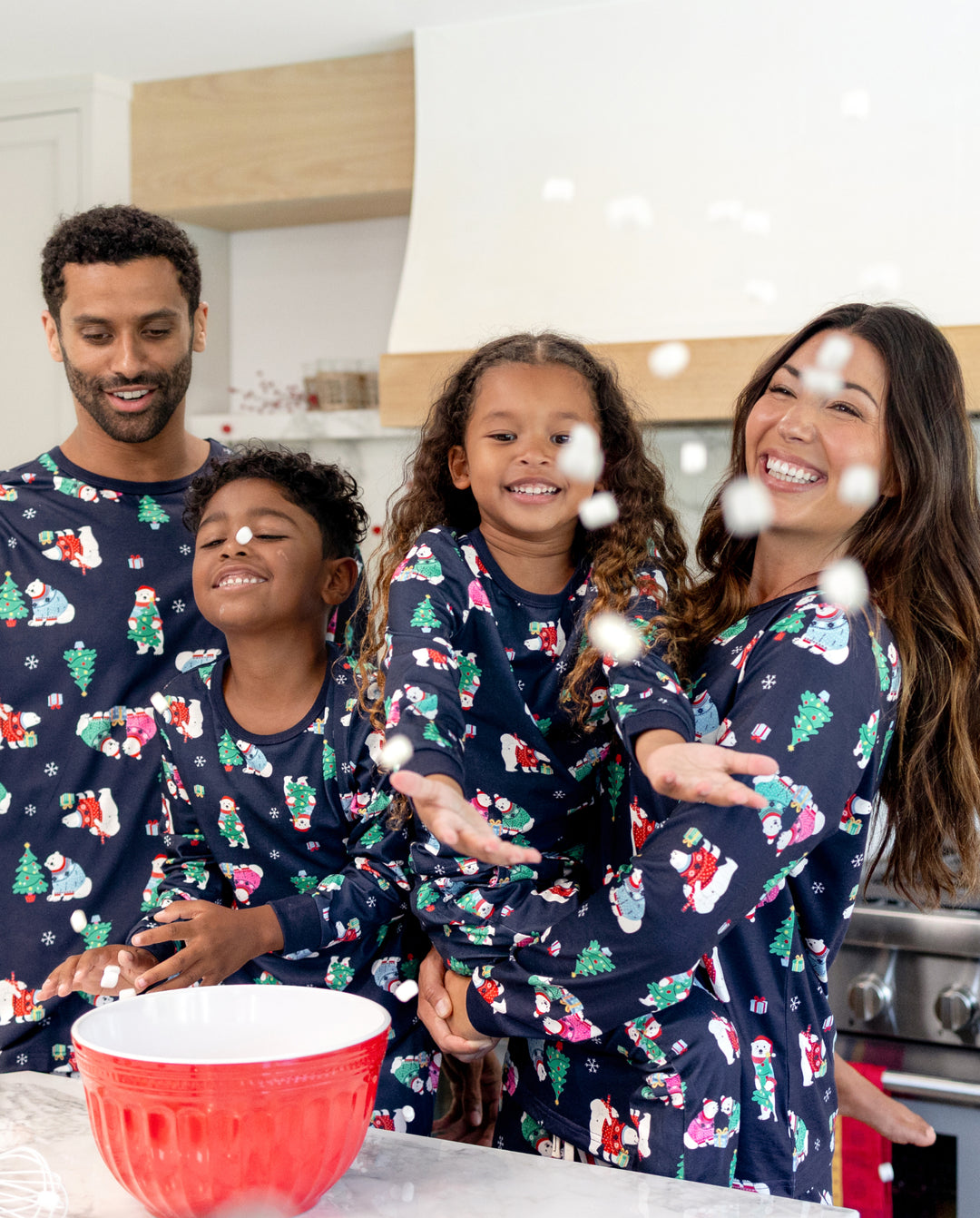 Aufeinander abgestimmte Weihnachts-Pyjamas für die ganze Familie mit Eisbär- und Weihnachtsbaum-Aufdruck in Marineblau