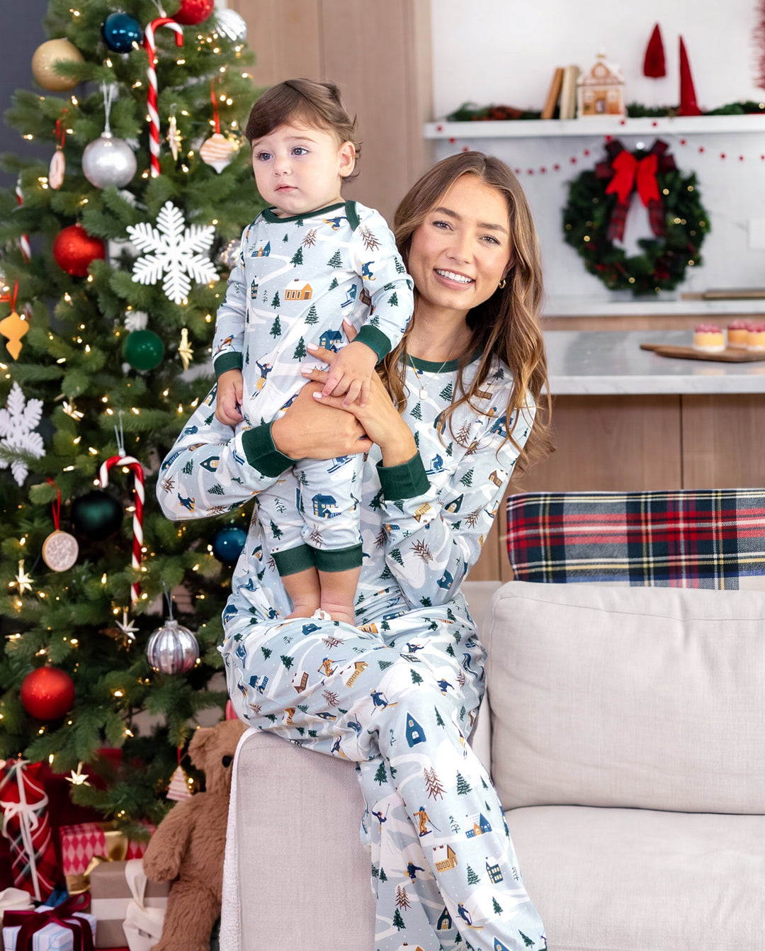 Pijamas navideños a juego para toda la familia, estampado de pueblo navideño, verde, pijamas navideños