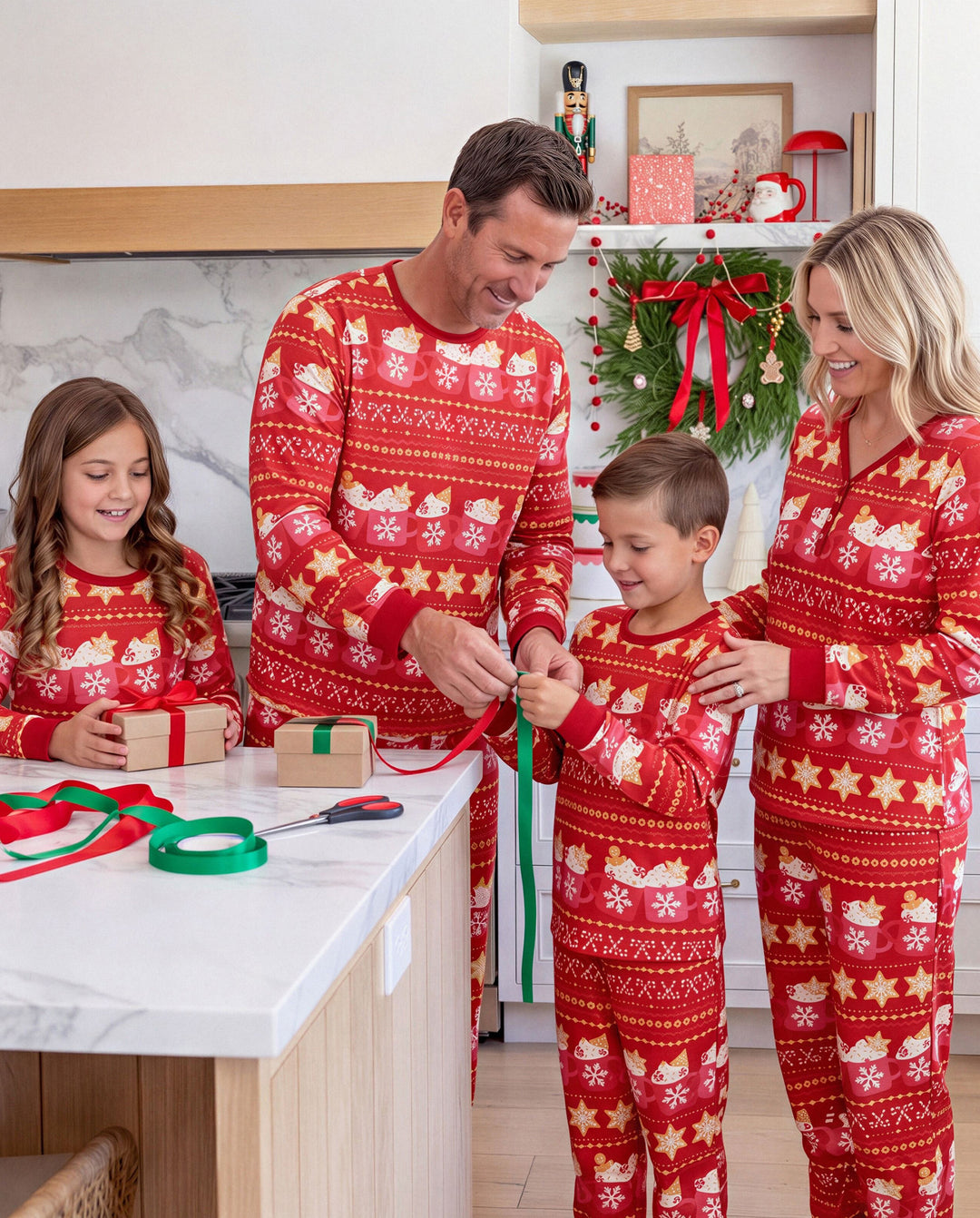 Weihnachtliche Familienpyjamas im Partnerlook mit Fair-Isle- und Tassenmotiv in Rot