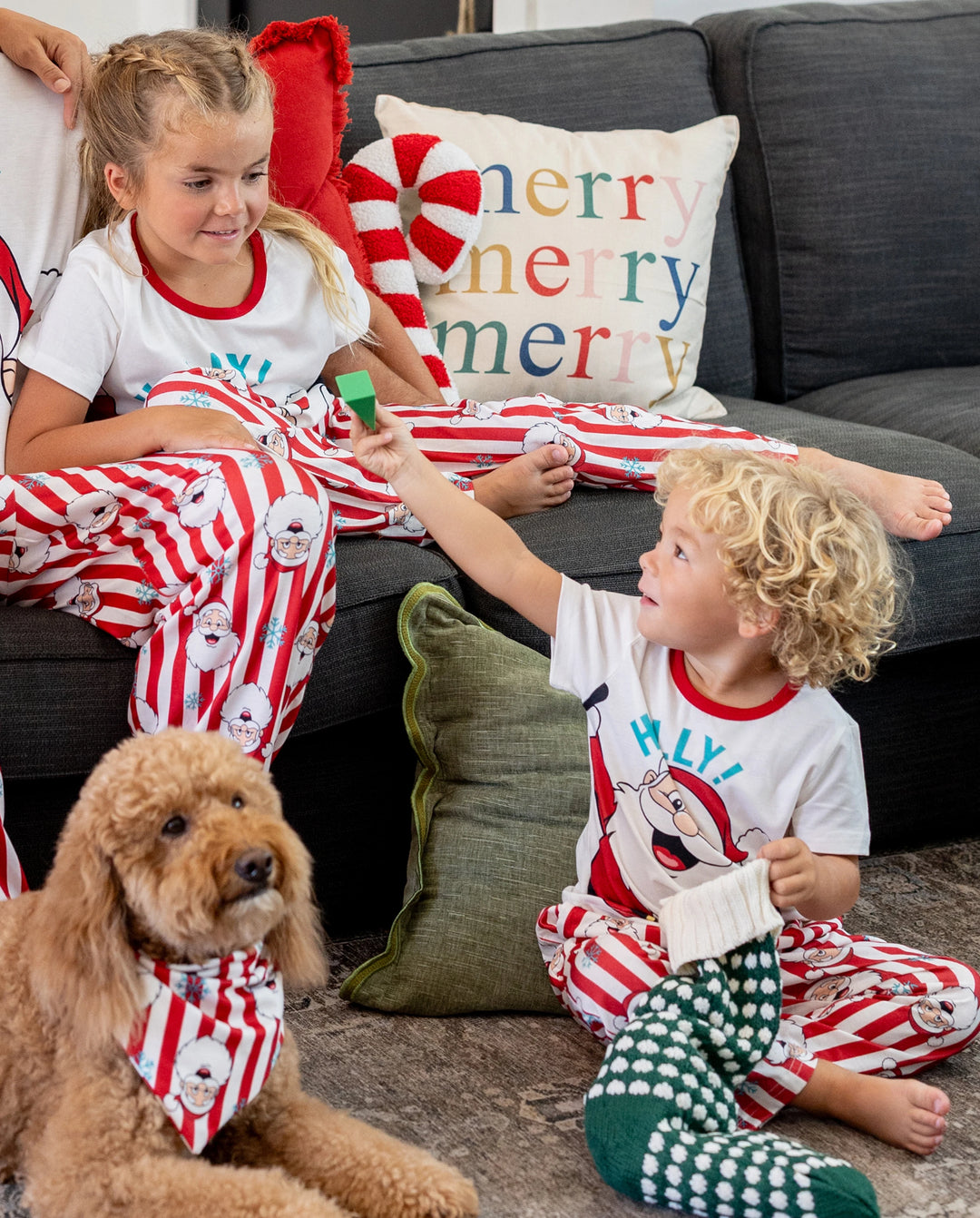 Conjunto de pijama familiar navideño a juego con Papá Noel y copos de nieve, rayas rojas, pijama rojo