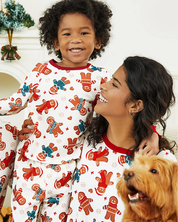 Pijama familiar navideño a juego con estampado de hombrecito de jengibre y calcetines navideños blancos