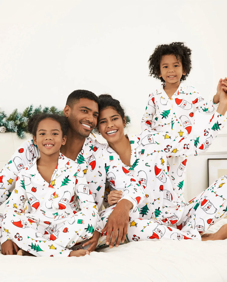 Conjunto de pijama de manga larga con estampado navideño familiar, colorido y festivo, con calcetines navideños blancos