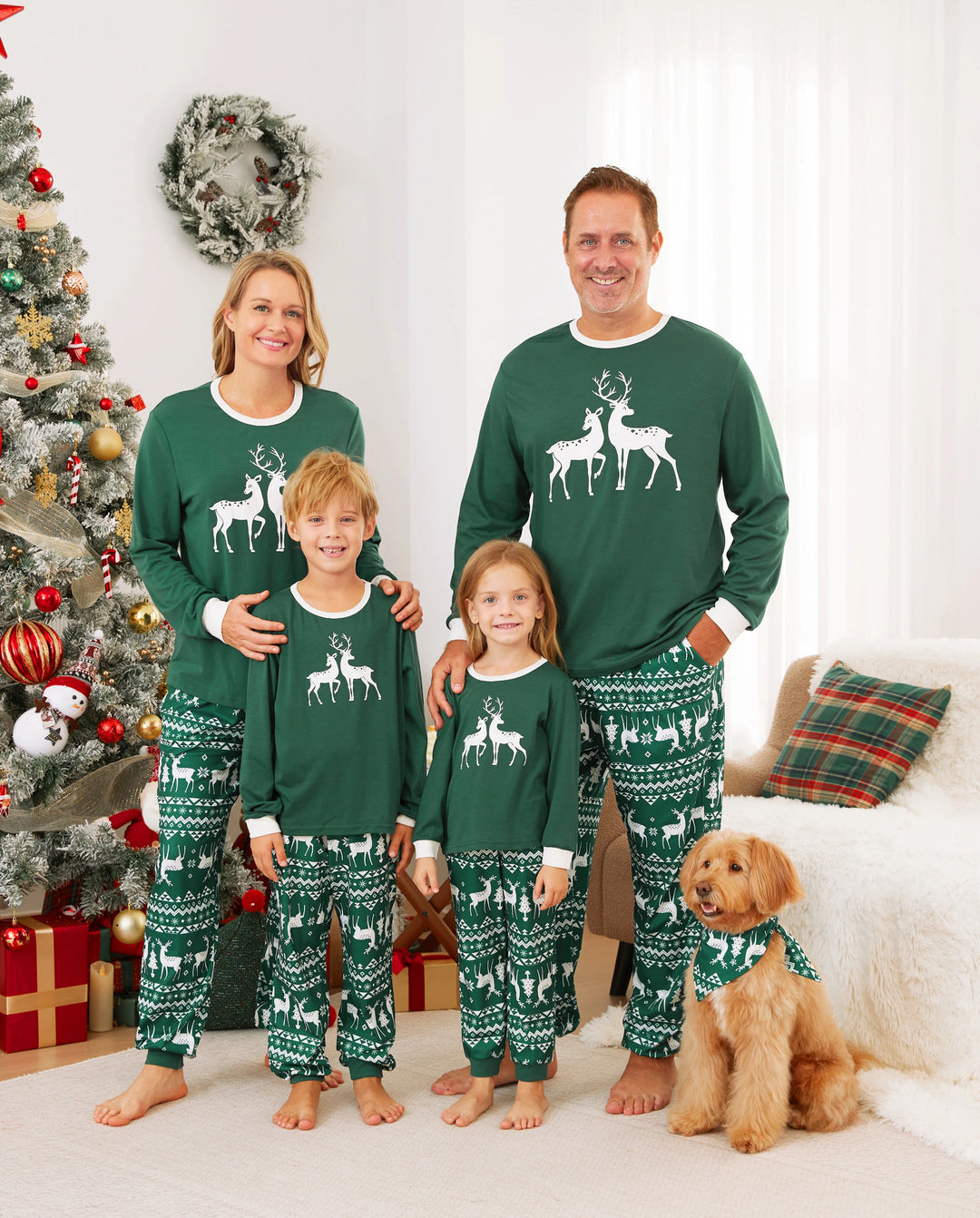 Conjunto de pijama familiar navideño con renos que brillan en la oscuridad, pantalones con estampado completo y calcetines navideños de color verde negruzco.