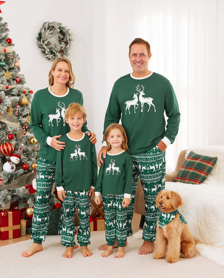 Conjunto de pijama familiar navideño con renos que brillan en la oscuridad, pantalones con estampado completo y calcetines navideños de color verde negruzco.