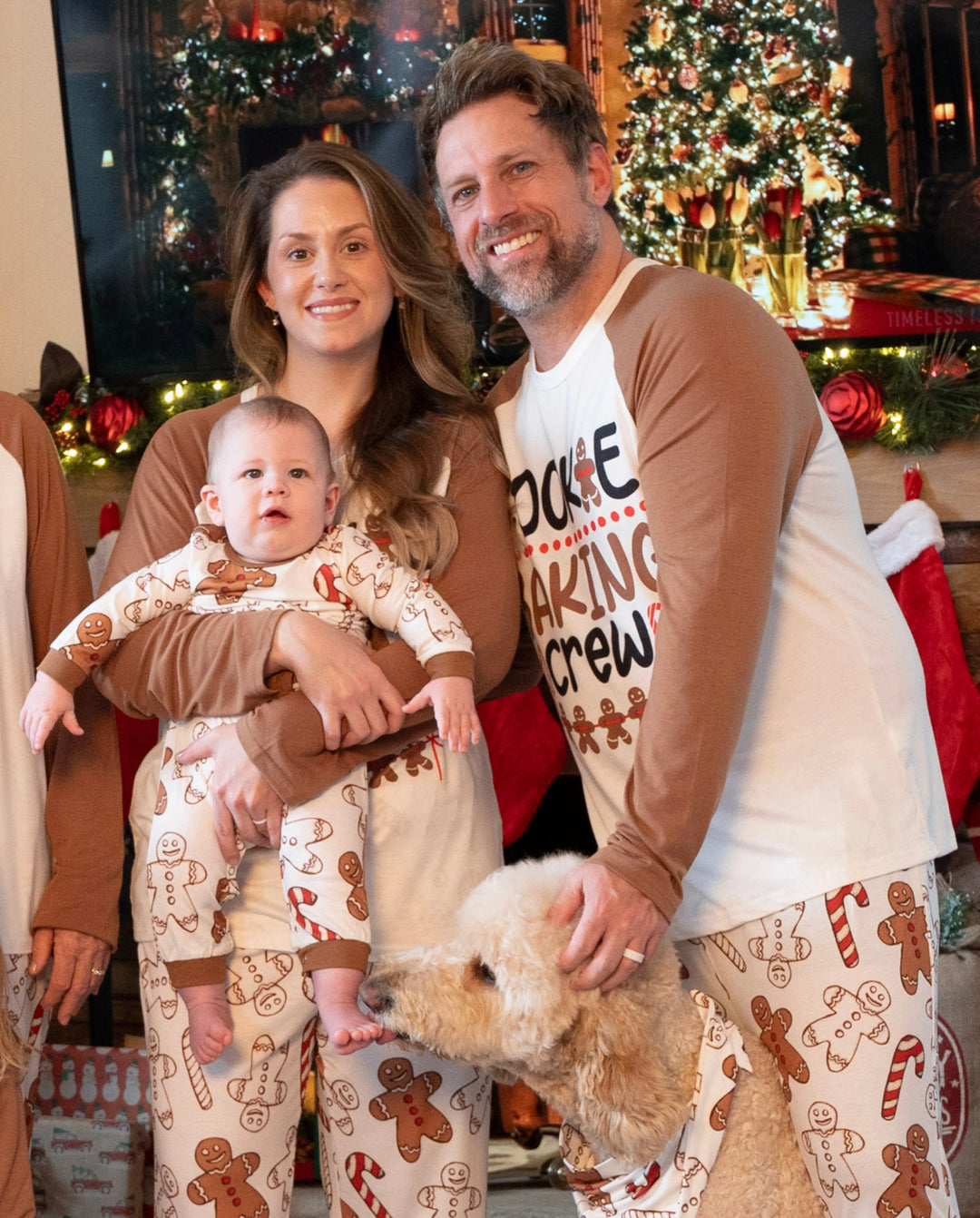 Pijama familiar navideño a juego con letras y hombrecito de jengibre, de manga larga, con calcetines navideños en color caqui.
