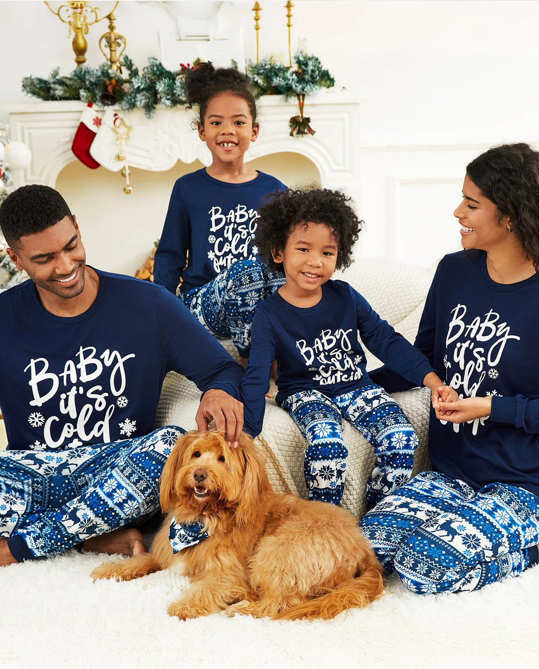 Pijama navideño con renos y letras a juego para toda la familia, en azul oscuro.