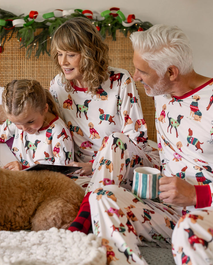 Conjunto de pijama familiar navideño a juego con estampado de varios perros y calcetines navideños color albaricoque