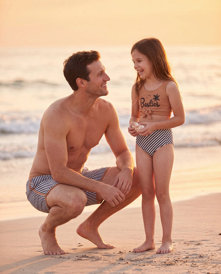 Daddy & Tochter Badehose mit vertikalen Streifen und Tunnelzug oder Besties bedruckter Crop-Top-Bikini Khaki