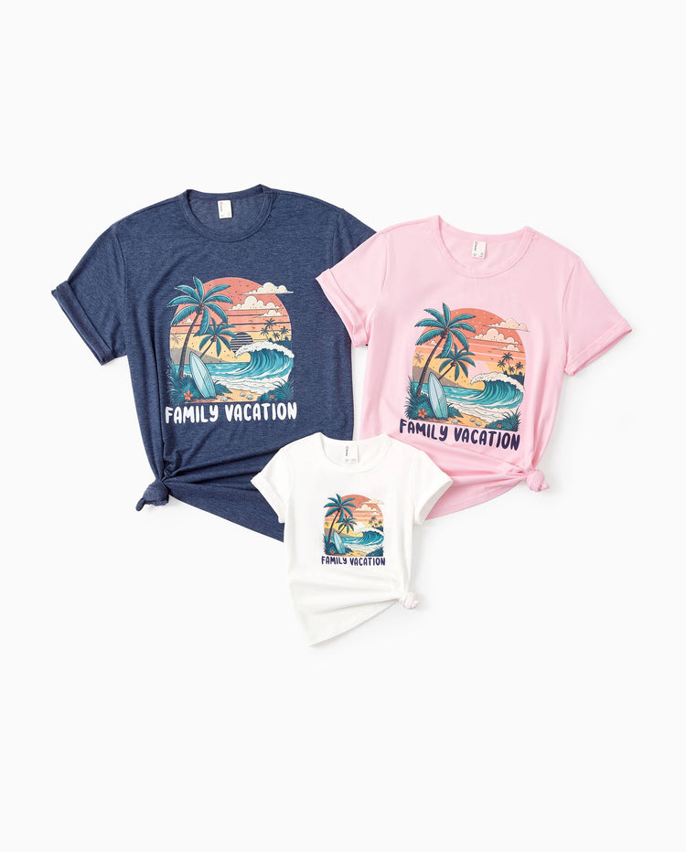 Familien-Matching „Family Vacation“ Baumwoll-T-Shirts mit tropischem Surf-Print in Mehrfarbig.