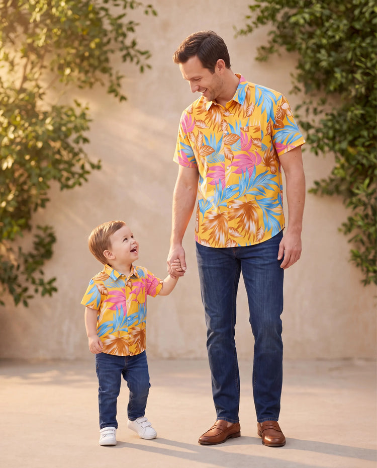 Ensemble assorti famille Papa et Moi : Ensemble jaune chemise à manches courtes ou robe à bretelles à imprimé feuilles tropicales Jaune