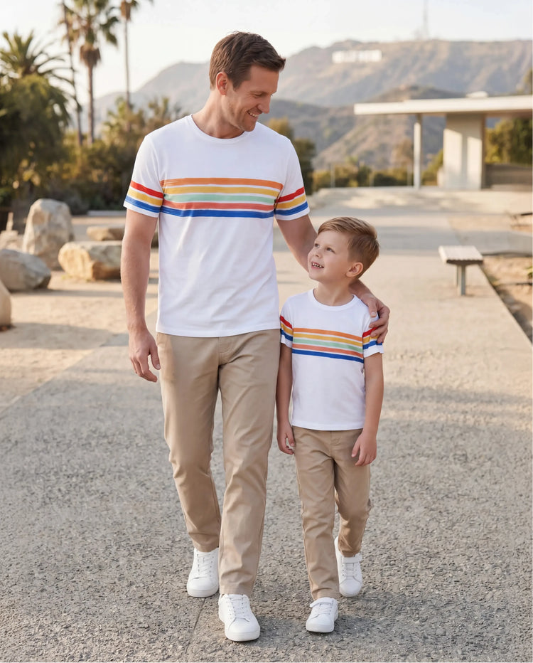 Familie passende bunt gestreifte V-Ausschnitt-Kleider mit Flatterärmeln und Kurzarm-T-Shirt-Sets ursprünglich weiß