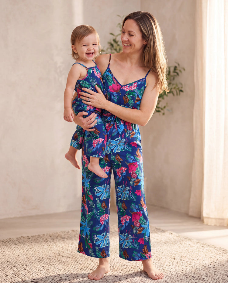Passendes Familien-Outfit mit Blumenmuster, ärmelloser Cami-Overall für Mama & Ich in Tiefblau