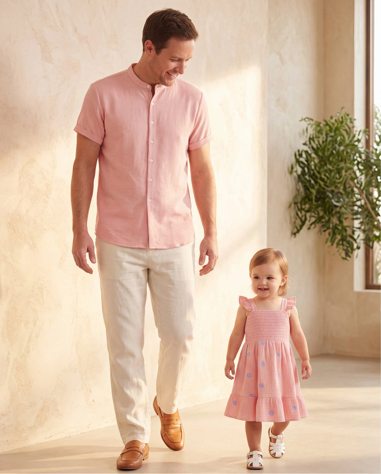 Conjuntos a juego color rosa malva para papá e hija, vestido con estampado floral para hija y camisa lisa para papá, ideal para salidas familiares y fotos de verano