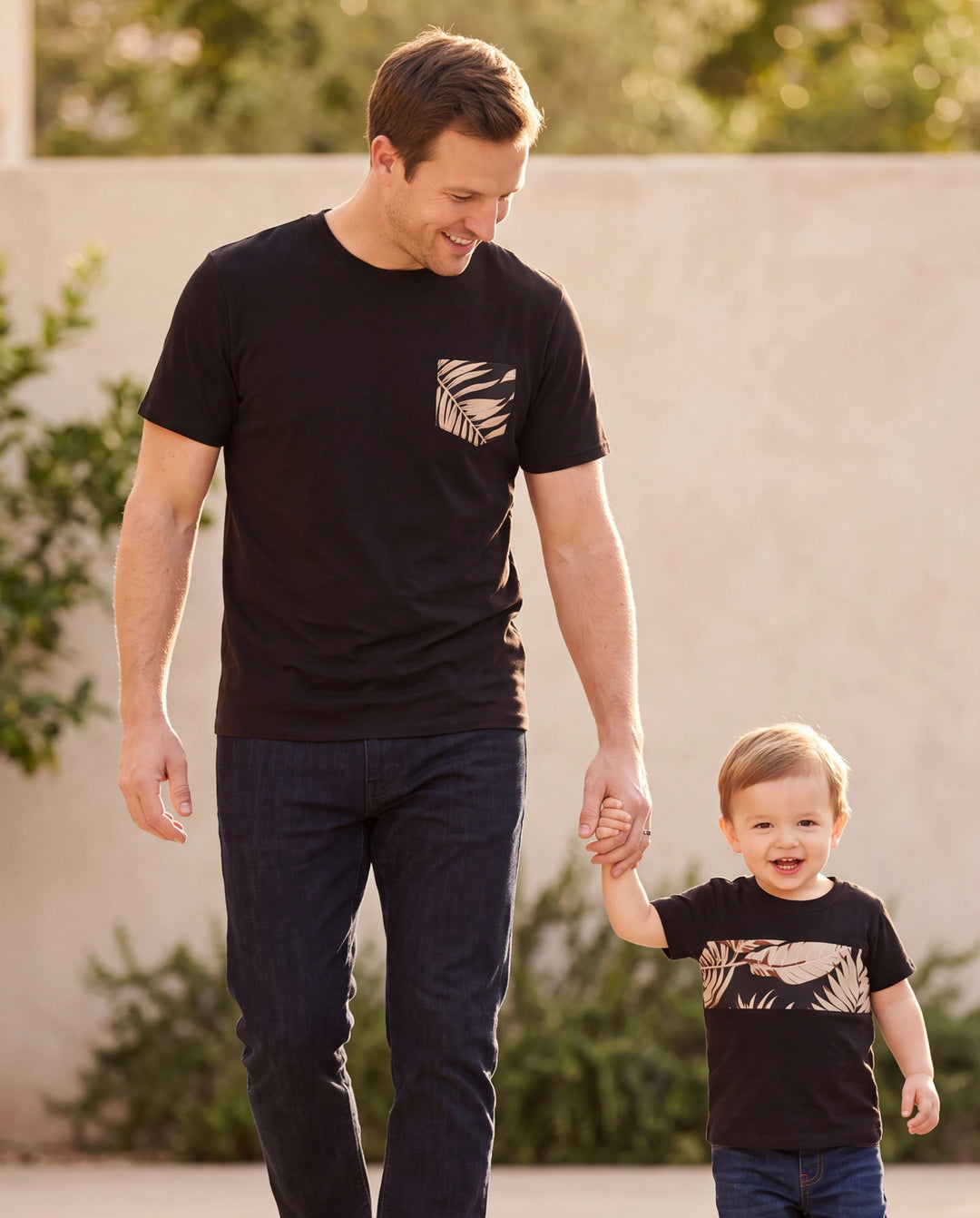 Ensemble familial assorti Papa et moi Robes à bretelles ceinturées à imprimé floral et hauts à manches courtes unis Noir