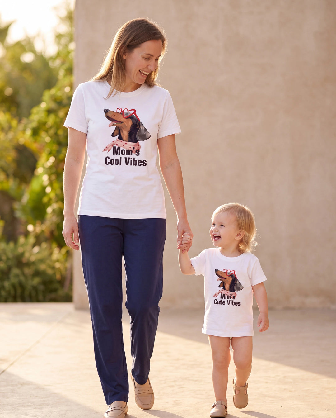 Mommy-and-Me Dackel-Graphic-T-Shirts – „Mom’s Cool Vibes“ Matching Baumwoll-T-Shirt mit Hunde-Print in Weiß.
