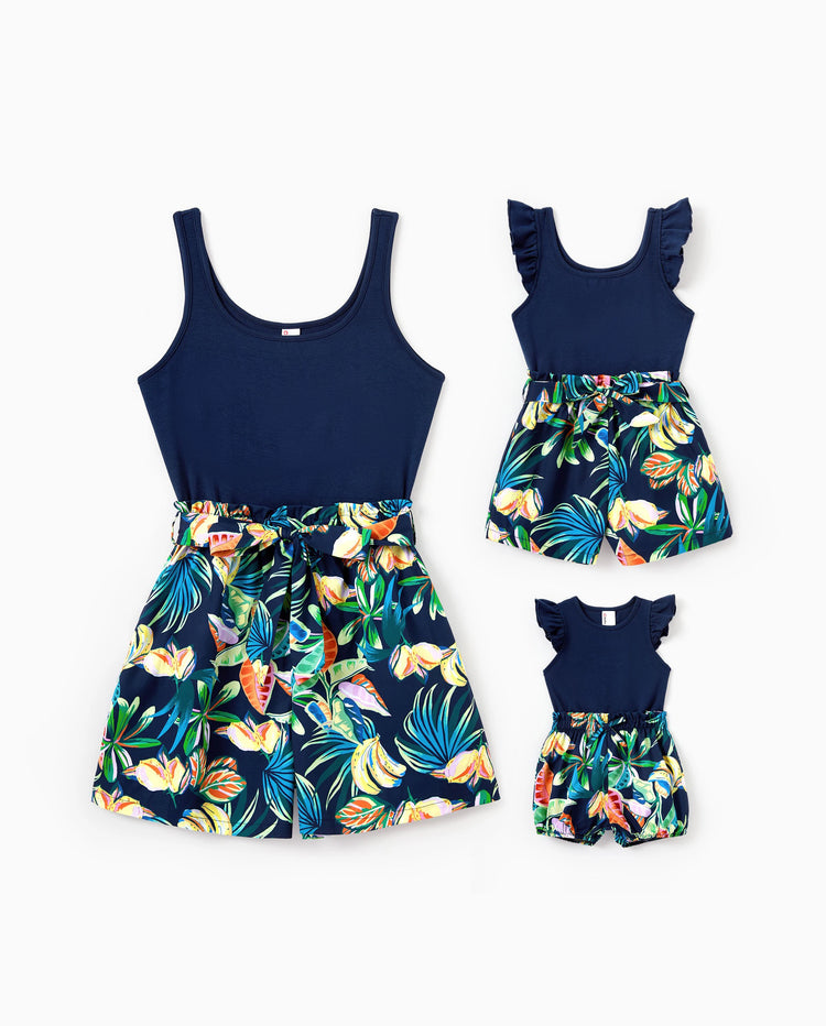 Mommy-and-Me ärmelloses Romper-Set mit tropischem Blattprint und Shorts mit Gürtel – Matching-Set in Dunkelblau.
