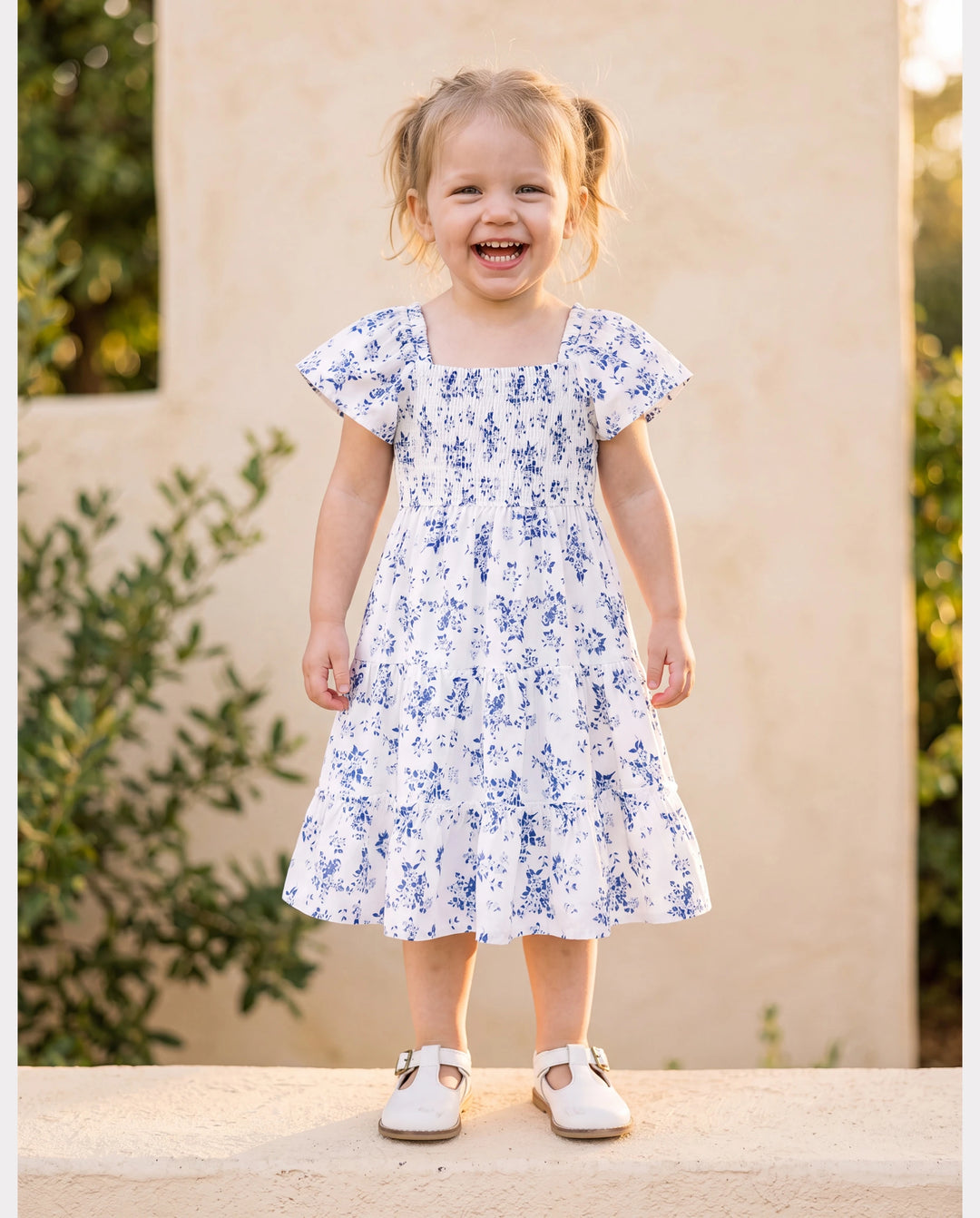 Vestido casual para niña pequeña/niña con fruncido floral azul y blanco