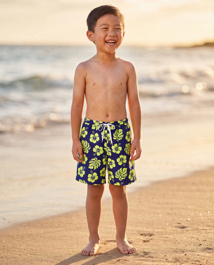 Conjunto de bañador corto para niño pequeño con estampado floral tropical en azul profundo