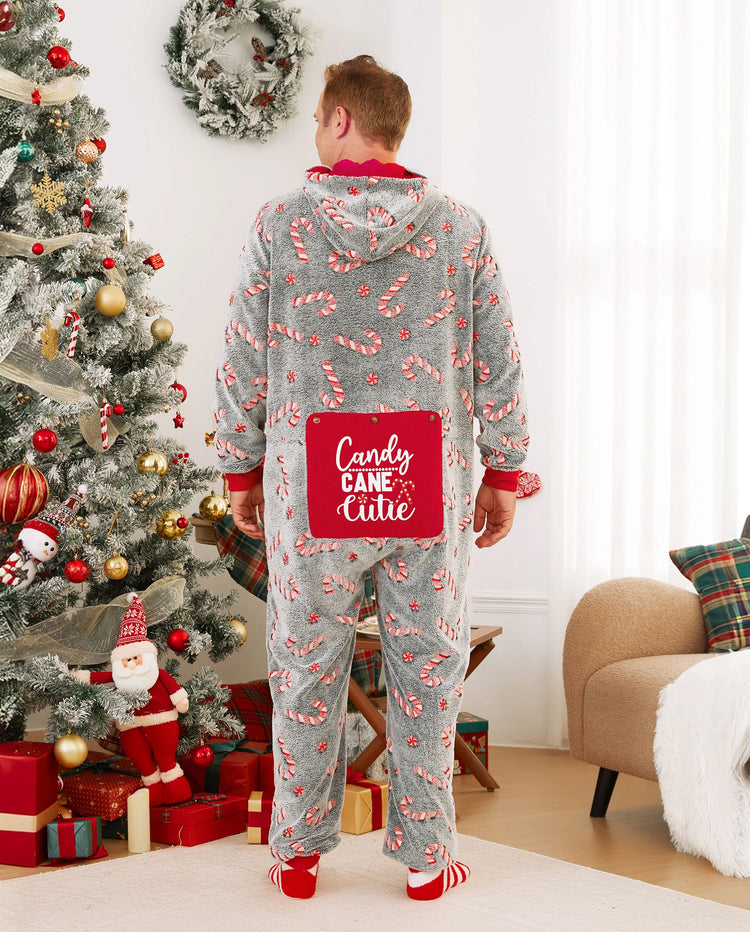 Pijamas de una pieza a juego con trajes navideños, estampado de bastón de caramelo (brillan en la oscuridad) y calcetines navideños negros.