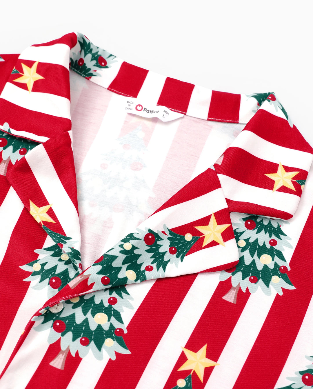 Pijama familiar navideño a juego con estampado de árboles y rayas de manga larga con calcetines navideños rojos