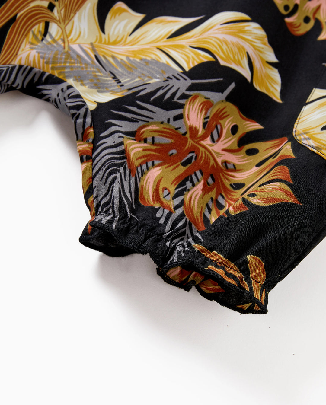 Ensemble de plage à imprimé floral assorti pour toute la famille, chemise à manches courtes ou haut caraco et pantalon large pour les vacances d'été, noir et blanc