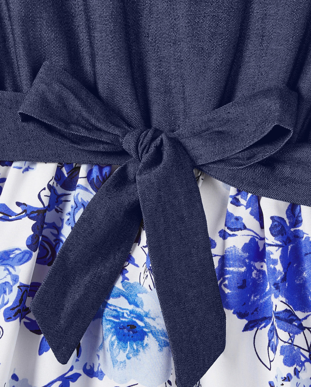 Elegante traje familiar floral de grosor medio, manga corta y corte regular en azul.