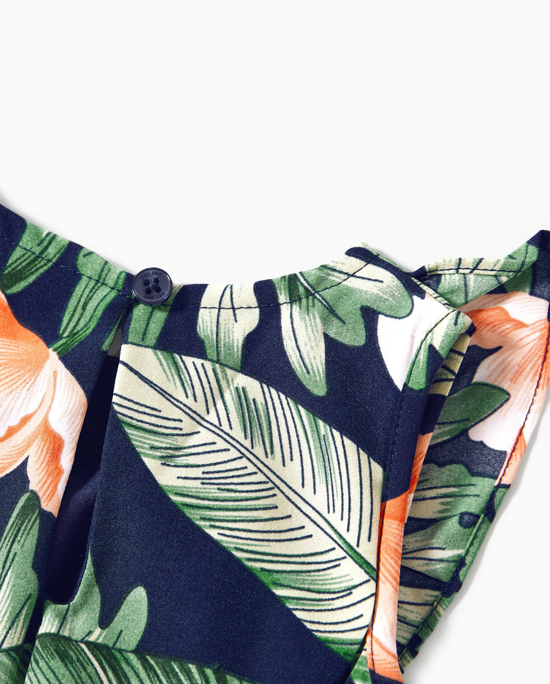 Conjuntos familiares a juego: camisetas de manga corta con paneles florales o vestidos midi con cuello en V y tirantes finos con estampado floral completo y broche oculto en azul real.
